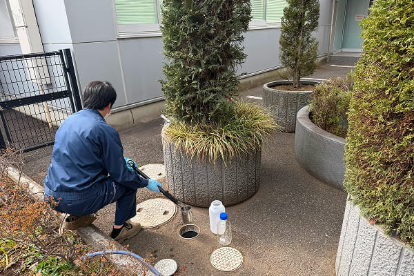 水質分析 採水状況写真