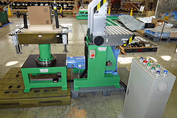 コイル組立てターンテーブルと反転搬出機写真