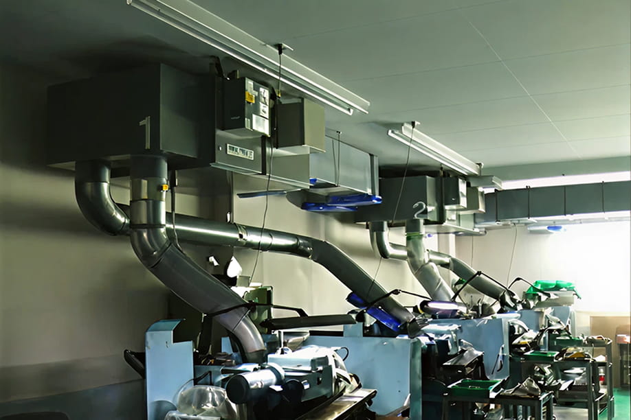 工具生産職場の油煙対策写真