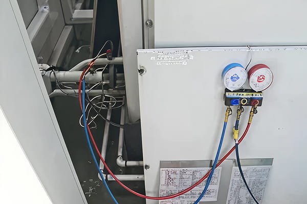 冷媒ガス回収状況写真