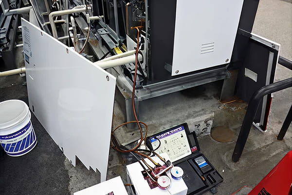 真空引き、冷凍ガス封入状況写真